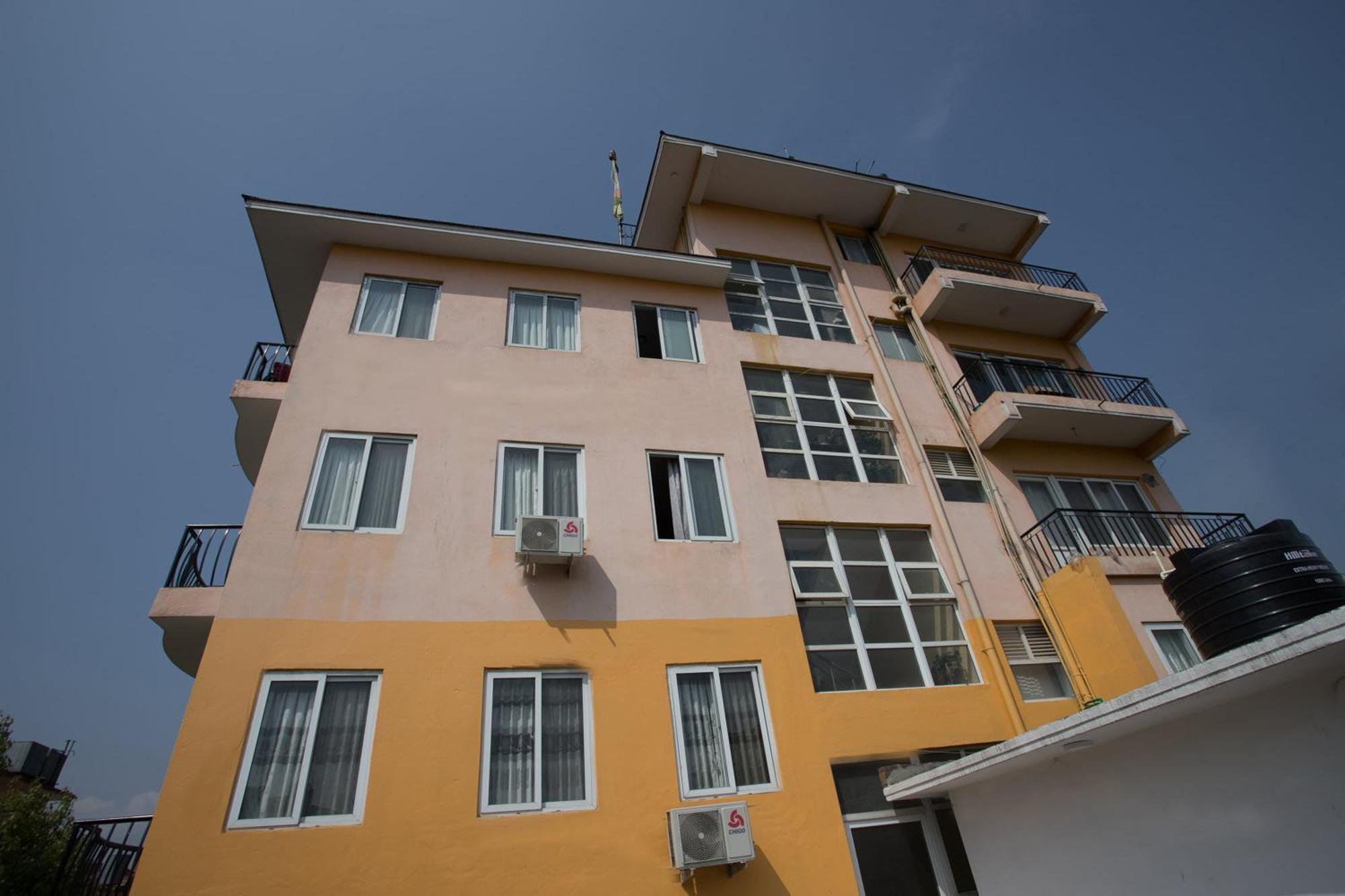 Oyo 135 Lost Garden Apartment And Guest House Kathmandu Bagian luar foto